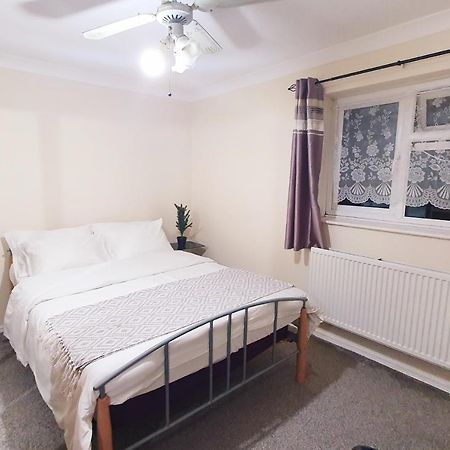 1 Bedroom Apartment Close To Slough Train Station Extérieur photo