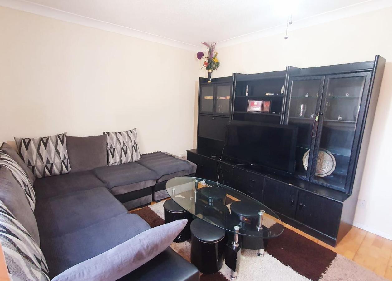 1 Bedroom Apartment Close To Slough Train Station Extérieur photo