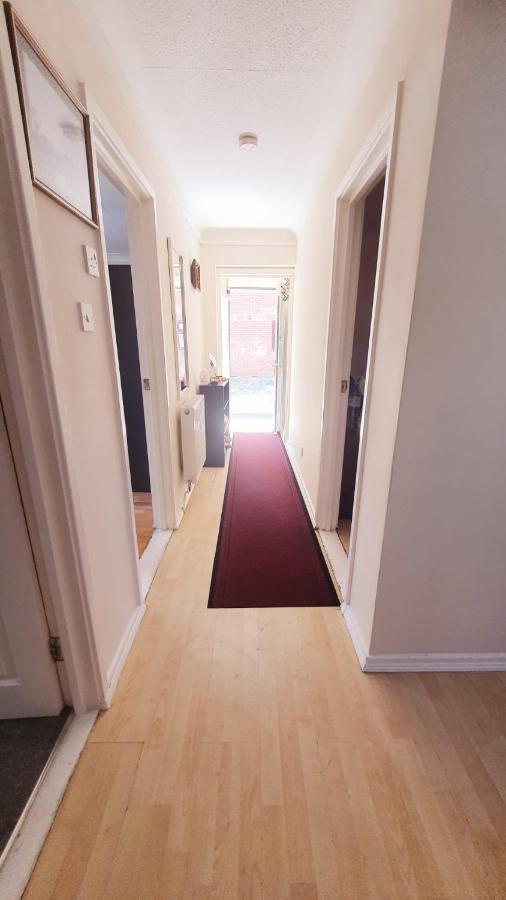 1 Bedroom Apartment Close To Slough Train Station Extérieur photo