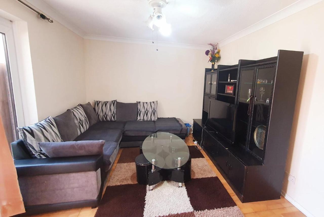 1 Bedroom Apartment Close To Slough Train Station Extérieur photo