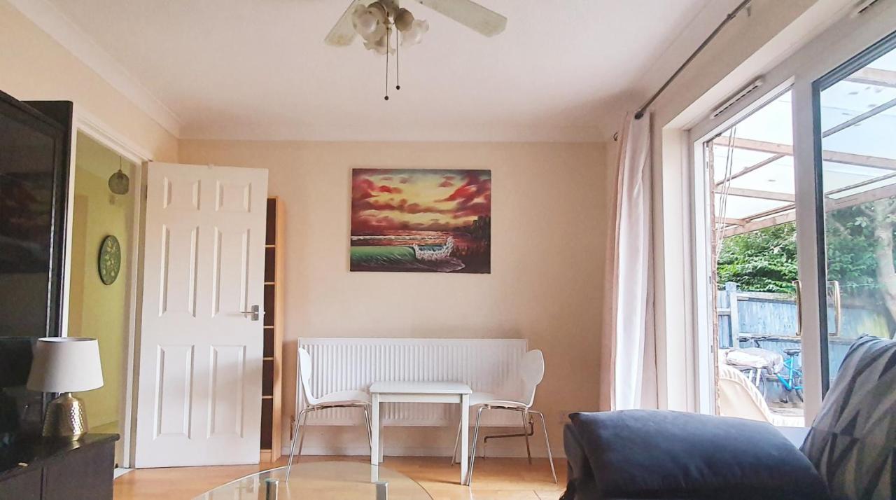 1 Bedroom Apartment Close To Slough Train Station Extérieur photo