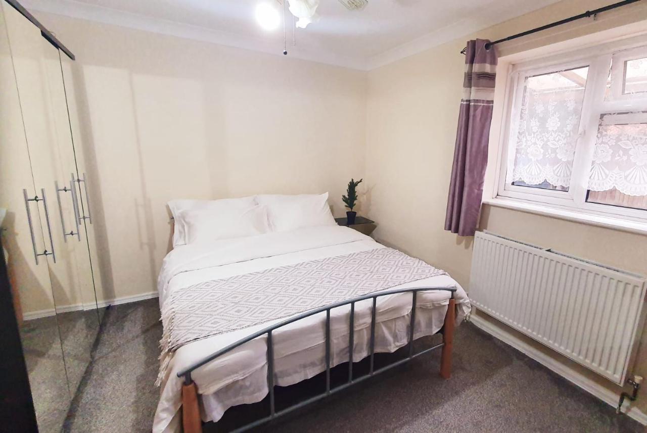 1 Bedroom Apartment Close To Slough Train Station Extérieur photo